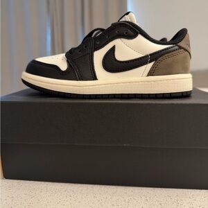 Nike Kids Low-Top Sneakers in Black, White & Taupe